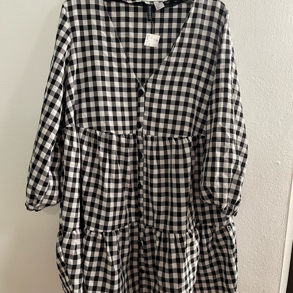 Black and white long sleeve dress